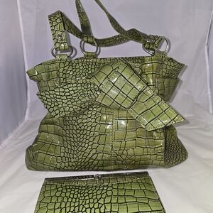 Maurices Green Crocodile Pattern Women's Purse And Wallet NWT